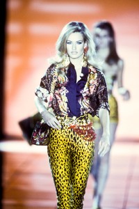 14_versace-ss-1992-15_html.thumb.JPEG.32c7bf26fcb2300f460048e54fcc9e53.JPEG