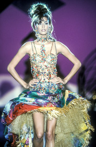 1_versace-hc-ss-1992-13_html.thumb.JPEG.7075b4ae3b274c595ee762e7886d5156.JPEG