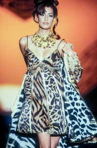 1_versace-hc-ss-1992-7_html.thumb.JPEG.5389b73883eb2a9714a8ca39a94f3f6a.JPEG