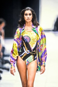 1_versace-ss-1991-2_html.thumb.JPEG.7d01e78308e3c1b224a856f9f5b0d4e0.JPEG