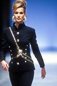 1_versace-ss-1992-2_html.thumb.JPEG.77272863c225cc9d9f63f4d655de11ff.JPEG