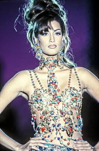 2_versace-hc-ss-1992-14_html.thumb.JPEG.2d1b220961b35570b73f163c329b7e49.JPEG