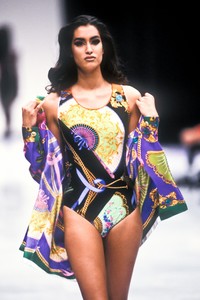 2_versace-ss-1991-3_html.thumb.JPEG.c574e51be89a3389eec87e75d9626cae.JPEG