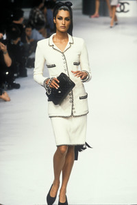 3_chanel-hc-fw-1995-4_html.thumb.JPEG.2e21c4919508356e924d5376a06809d0.JPEG