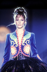 3_versace-hc-fw-1992-12_html.thumb.JPEG.44194178f9fa3457b66e240cd8b5c65c.JPEG