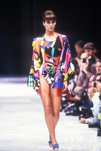 3_versace-ss-1991-4_html.thumb.JPEG.ffaa34f3628d8934d330f45c71b311dc.JPEG