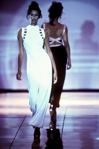 3_versace-ss-1992-4_html.thumb.JPEG.086803ee5f9b4bc74600d890a248ac83.JPEG