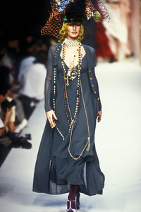 4_chanel-hc-fw-1992-5_html.thumb.JPEG.37f30a087e9fd9599fe577710fad14e9.JPEG