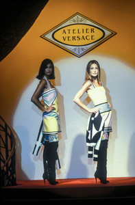 4_versace-hc-ss-1991-5_html.thumb.JPEG.e87d5cf7fab4bd402dceb1476a08b03c.JPEG