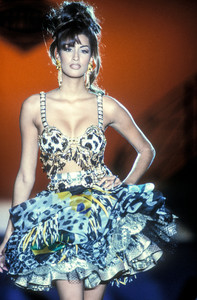 4_versace-hc-ss-1992-10_html.thumb.JPEG.af966c36584429049bd5e1b99db7fd7a.JPEG