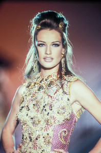 4_versace-hc-ss-1992-5_html.thumb.JPEG.f9ac015904292744c1bb7b1b433ccb40.JPEG