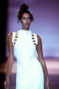 4_versace-ss-1992-5_html.thumb.JPEG.2552c6024200e6f9617c0aedc6385914.JPEG