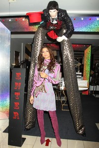 57528927_zendayacoleman_bloomingdalegreatholidaywindowunveiling-13.jpg