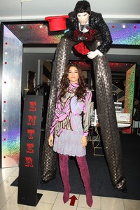 57528936_zendayacoleman_bloomingdalegreatholidaywindowunveiling-14.jpg