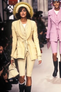 5_chanel-fw-1994-12_html.thumb.JPEG.b0e2cde249497e9b99389c95518f9e5e.JPEG