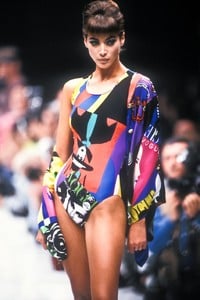 5_versace-ss-1991-6_html.thumb.JPEG.da6df636a7d764b266c187e2c4cd632f.JPEG