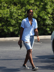 Kelly+Rowland+Kelly+Rowland+Keeps+Casual+m0o82O_0bz_x.jpg