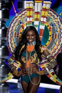 Leomie+Anderson+2017+Victoria+Secret+Fashion+aYEWXFcnEZwx.jpg