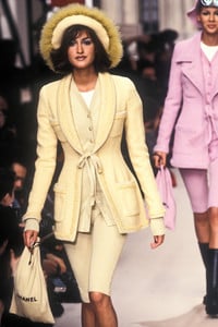 6_chanel-fw-1994-13_html.thumb.JPEG.272e8e77b438616f547074bcf68ce1f6.JPEG