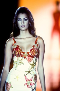 6_versace-ss-1992-7_html.thumb.JPEG.b0ad9e036edf931f67ca8cd077ff683e.JPEG