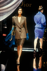 7_christian-dior-hc-fw-1995-8_html.thumb.JPEG.08c18fac0f8d6a9ca1011b90db9074cd.JPEG