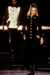 7_versace-fw-1992-8_html.thumb.JPEG.98862ede6ecd4b348fde0c73d46c7a49.JPEG