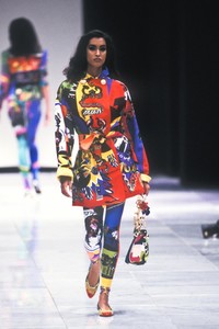 7_versace-ss-1991-8_html.thumb.JPEG.c9199165e042fe909ad4cfefdb0ac925.JPEG