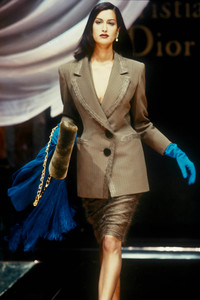 8_christian-dior-hc-fw-1995-9_html.thumb.JPEG.e9e81550b5ab0e59136c635fe76ee98f.JPEG