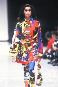 8_versace-ss-1991-9_html.thumb.JPEG.84869e0aec3e2a9fd088145a50509edc.JPEG