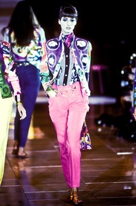 9_versace-ss-1991-31_html.thumb.JPEG.c109f58b470ba25da2221660ce84ee06.JPEG