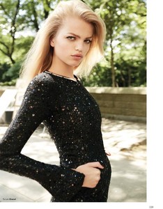 Daphne-Groeneveld-Model07.thumb.jpg.cec9e99028a7bdfaf1b1a6884ac0fcc1.jpg