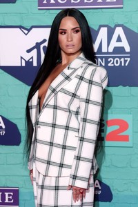 Demi-Lovato_-2017-MTV-Europe-Music-Awards--01.jpg