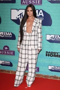 Demi-Lovato_-2017-MTV-Europe-Music-Awards--11.jpg