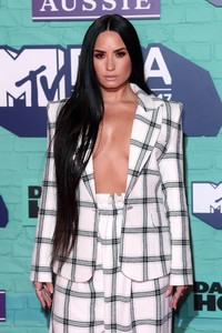 Demi-Lovato_-2017-MTV-Europe-Music-Awards--12.jpg