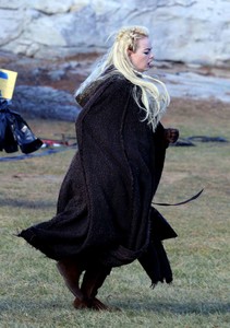 Emma-Stone_-On-the-set-of-Maniac--32.jpg