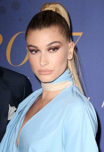 Hailey-Baldwin_-2017-FN-Achievement-Awards--04.jpg