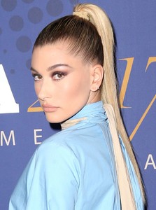 Hailey-Baldwin_-2017-FN-Achievement-Awards--05.jpg