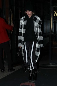 Hailey-Baldwin_-Leaving-The-Bowery-Hotel--05.jpg