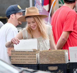 amber-heard-shopping-in-pasadena-111217-1.jpg