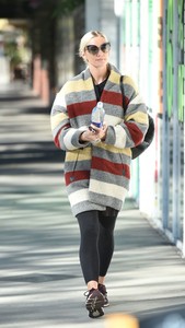 ashlee-simpson-in-a-colorful-coat-los-angeles-11-07-2017-1.jpg