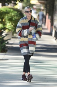 ashlee-simpson-in-a-colorful-coat-los-angeles-11-07-2017-3.jpg