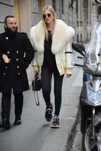 chiara-ferragni-style-out-in-milan-11-13-2017-8.jpg