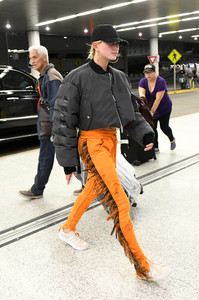 hailey-baldwin-at-miami-international-airport-112717-1.jpg