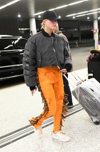 hailey-baldwin-at-miami-international-airport-112717-14.jpg