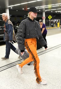 hailey-baldwin-at-miami-international-airport-112717-2.jpg