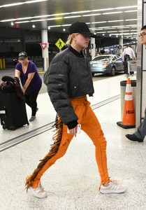 hailey-baldwin-at-miami-international-airport-112717-20.jpg