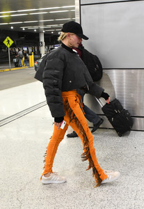 hailey-baldwin-at-miami-international-airport-112717-24.jpg