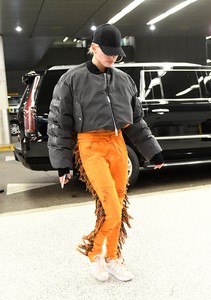 hailey-baldwin-at-miami-international-airport-112717-6.jpg