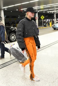 hailey-baldwin-at-miami-international-airport-112717.jpg