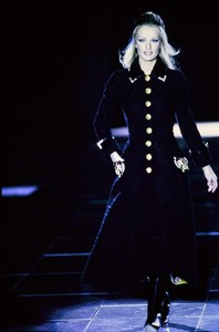 versace-fw-1992-25.thumb.jpg.359d30cfc7f9cf6a4919dc583333928a.jpg